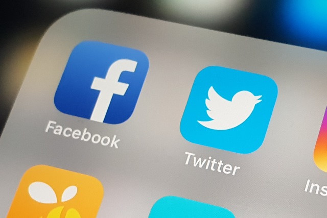 Bầu cử Mỹ 2020: Twitter và Facebook đình chỉ nhiều tài khoản ảnh 1
