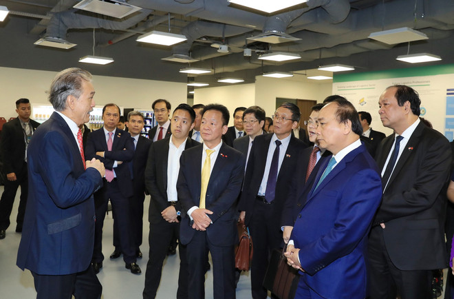 Ông Đỗ Quang Hiển, Chủ tịch Hội đồng quản trị kiêm Tổng Giám đốc Tập đoàn T&T Group, tháp tùng Thủ tướng Chính phủ Nguyễn Xuân Phúc đến thăm Công ty Thành phố chuỗi cung ứng (Supply Chain City) của Tập đoàn YCH vào tháng 4/2018. (Nguồn: Hùng Mạnh/Vietnam+) Thủ tướng khởi động mạng lưới Logistics thông minh ASEAN ảnh 3
