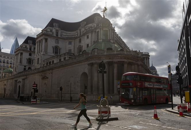 Dịch COVID-19 ở châu Âu: Anh phong tỏa toàn bộ khu vực England ảnh 1