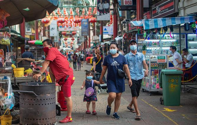 Người dân đeo khẩu trang phòng lây nhiễm COVID-19 tại Kuala Lumpur, Malaysia. (Nguồn: THX/TTXVN) Con đường dẫn tới sự phục hồi kinh tế của các nước Đông Nam Á ảnh 1