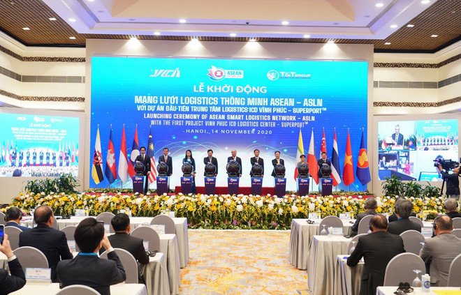 Thủ tướng Chính phủ Nguyễn Xuân Phúc và các đại diện bấm nút khởi động Mạng lưới Logistics thông minh ASEAN với dự án đầu tiên Trung tâm Logistics ICD Vĩnh Phúc do Liên danh Tập đoàn T&T Group (Việt Nam) - Tập đoàn YCH - YCH Holdings (Singapore) làm chủ đầu tư. (Nguồn: Vietnam+) Thủ tướng khởi động mạng lưới Logistics thông minh ASEAN ảnh 1