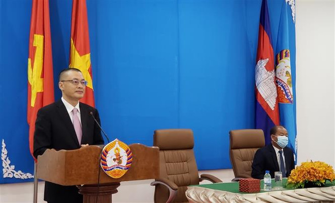 Ban Đối ngoại TW Đảng tặng Đảng Nhân dân Campuchia 30.000 khẩu trang ảnh 2