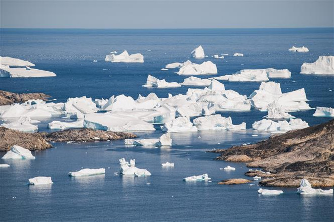 Băng trôi trên sông băng ở gần Kulusuk, Greenland, ngày 15/8/2019. (Nguồn: AFP/TTXVN) Các sông băng lớn nhất tại Greenland tan chảy nhanh hơn dự báo ảnh 1