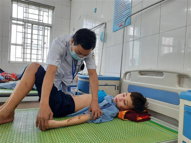 Bác sỹ đang thăm khám cho T.Q.D tại Trung tâm Y tế huyện Yên Phong, tỉnh Bắc Ninh. (Ảnh: Thanh Thương/TTXVN) Bắc Ninh: Rà soát việc sử dụng người chưa đến tuổi lao động ảnh 1