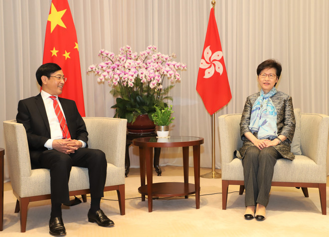 Tổng Lãnh sự Việt Nam chào từ biệt Trưởng Đặc khu Hành chính Hong Kong ảnh 1