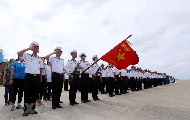 Lễ chào cờ của các chiến sỹ đảo Trường Sa Lớn. (Ảnh: Danh Lam/TTXVN) Trao giải Cuộc thi sáng tác ca khúc về biển xanh quê hương ảnh 1