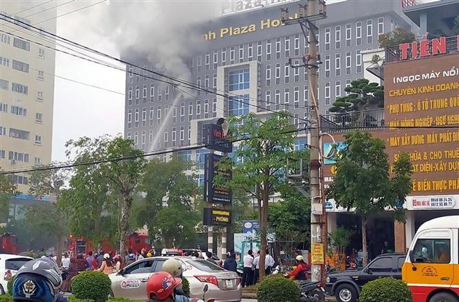 Cháy khách sạn 7 tầng ở Nghệ An, nhân viên và khách bỏ chạy tán loạn ảnh 1