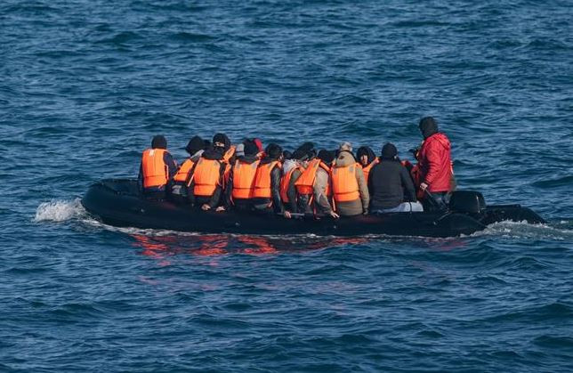 Anh ghi nhận số người di cư kỷ lục qua eo biển Manche trong một ngày ảnh 1