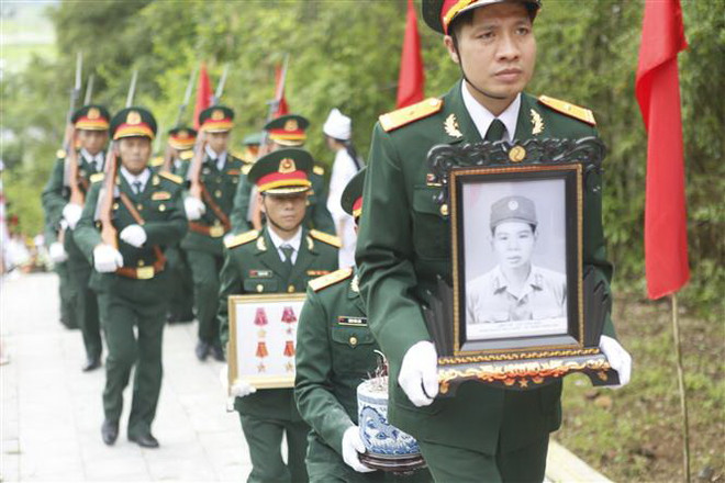 Đưa hài cốt liệt sỹ Lò Văn Nối về an táng tại nghĩa trang liệt sỹ thị xã Nghĩa Lộ, tỉnh Yên Bái. (Ảnh: Việt Dũng/TTXVN) Tổ chức Lễ đón nhận, truy điệu và an táng hài cốt liệt sỹ Lò Văn Nối ảnh 1
