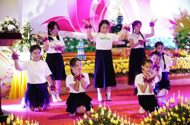 Chùa Phật tích ở thủ đô Vientiane tổ chức các hoạt động mừng Ngày 1/6 ảnh 2