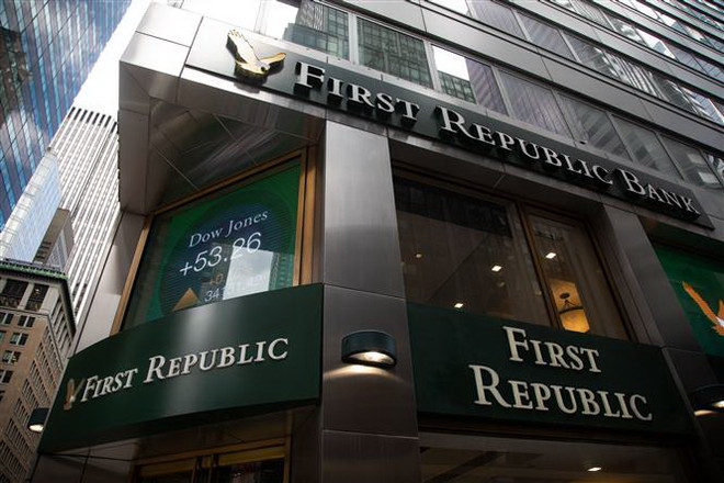 Chi nhánh ngân hàng First Republic ở New York, Mỹ ngày 1/5/2023. (Ảnh: THX/TTXVN) Các ngân hàng Mỹ có vị thế tốt để vượt qua suy thoái kinh tế ảnh 1