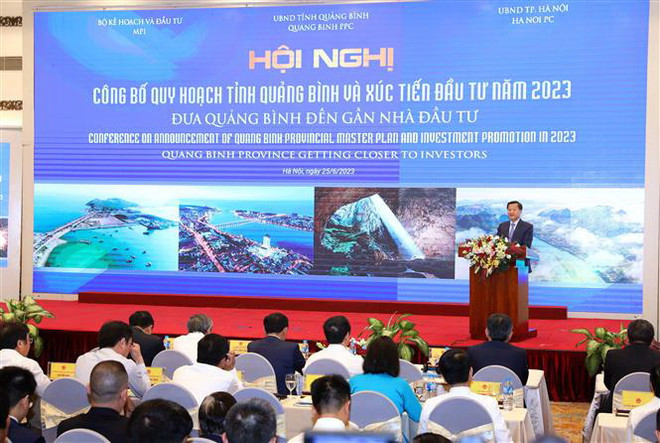 Phó Thủ tướng Lê Minh Khái phát biểu chỉ đạo tại hội nghị. (Ảnh: An Đăng/TTXVN) Quảng Bình hội tụ đủ điều kiện trở thành trung tâm du lịch của khu vực ảnh 1