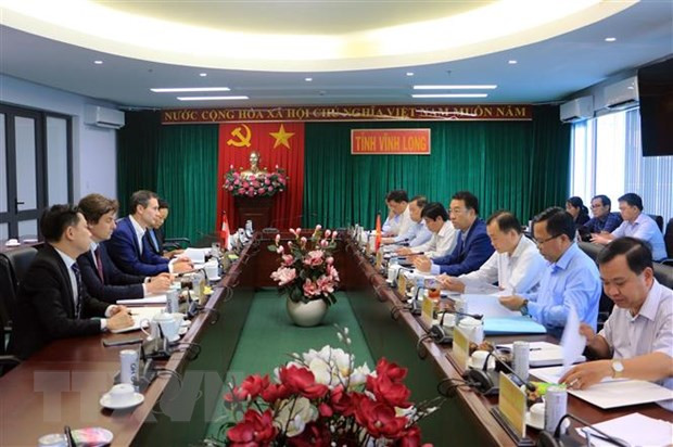 Quang cảnh buổi làm việc. (Ảnh: Phạm Minh Tuấn/TTXVN) Tìm giải pháp đưa thiết bị y tế về Bệnh viện Đa khoa Vĩnh Long ảnh 2