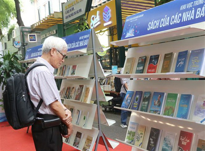 Tôn vinh sự cống hiến của những người làm báo viết sách ảnh 1