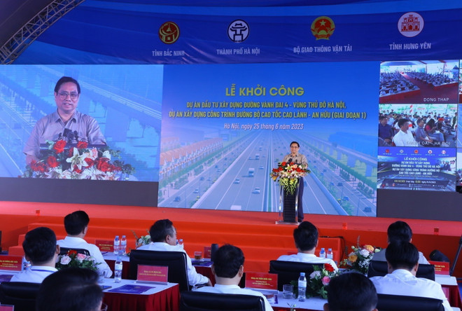 Thủ tướng Phạm Minh Chính phát biểu chỉ đạo và phát động khởi công Dự án. (Ảnh: Văn Điệp/TTXVN) Thủ tướng phát lệnh khởi công Dự án đường Vành đai 4-Vùng Thủ đô ảnh 2