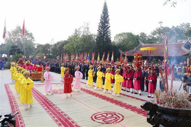 Đội tế nữ quan trong trang phục áo dài, đầu đội khăn kim tuyến, thắt lưng dải lụa, chân đi hài thêu thực hiện nghi thức tế lễ truyền thống. (Ảnh: Trung Kiên/TTXVN) Lễ dâng hương tưởng nhớ, tri ân công đức Tổ Mẫu Âu Cơ ảnh 2