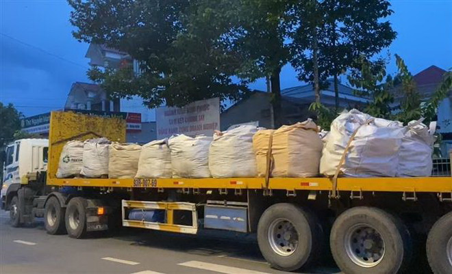 Bình Phước: Bắt quả tang xe đầu kéo đổ trộm chất thải ra lô cao su ảnh 1