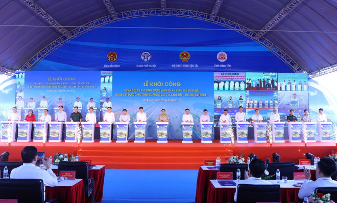Thủ tướng Phạm Minh Chính, Bí thư Thành ủy Hà Nội Đinh Tiến Dũng và các đại biểu thực hiện nghi thức khởi công Dự án đầu tư xây dựng đường Vành đai 4 - Vùng Thủ đô Hà Nội. (Ảnh: Văn Điệp/TTXVN) Thủ tướng phát lệnh khởi công Dự án đường Vành đai 4-Vùng Thủ đô ảnh 1