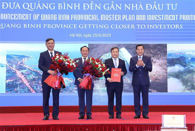 Phó Thủ tướng Lê Minh Khái trao Quyết định quy hoạch và tặng hoa chúc mừng tỉnh Quảng Bình. (Ảnh: An Đăng/TTXVN) Quảng Bình hội tụ đủ điều kiện trở thành trung tâm du lịch của khu vực ảnh 2