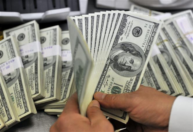 Đồng USD. (Ảnh: AFP/TTXVN) Fed có thể phải tiếp tục tăng lãi suất để kiểm soát lạm phát ảnh 1