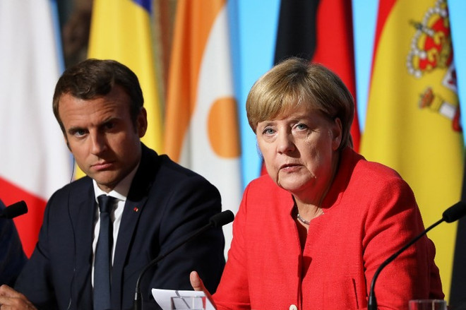 Tổng thống Pháp Emmanuel Macron (trái) và Thủ tướng Đức Angela Merkel. (Nguồn: kyivpost.com) Pháp, Đức hối thúc tuân thủ lệnh ngừng bắn toàn diện tại Ukraine ảnh 1