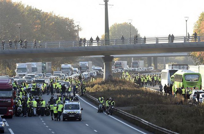 Chính phủ Pháp chính thức hủy bỏ kế hoạch tăng thuế nhiên liệu ảnh 1