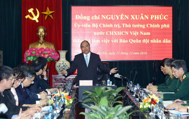 Thủ tướng Nguyễn Xuân Phúc phát biểu. (Ảnh: Thống Nhất/TTXVN) Thủ tướng Nguyễn Xuân Phúc thăm và làm việc với Báo Quân đội nhân dân ảnh 1