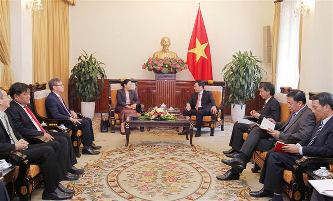 Phó Thủ tướng, Bộ trưởng Bộ Ngoại giao Phạm Bình Minh tiếp Thứ trưởng Bộ Ngoại giao Lào Khamphau Ernthavan vào chiều 23/8 tại Hà Nội. (Ảnh: Văn Điệp/TTXVN) Quan hệ Việt-Lào không ngừng phát triển, đạt nhiều kết quả quan trọng ảnh 1