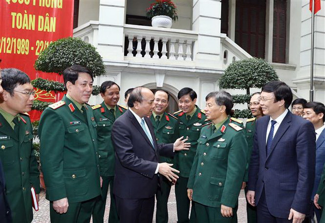 Thủ tướng Nguyễn Xuân Phúc và cán bộ ,phóng viên, biên tập viên Báo Quân đội Nhân dân Việt Nam. (Ảnh: Thống Nhất/TTXVN) Thủ tướng Nguyễn Xuân Phúc thăm và làm việc với Báo Quân đội nhân dân ảnh 2