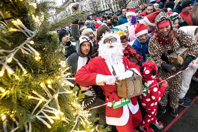 Những gam màu khác biệt trên khắp thế giới trong đêm Giáng sinh 2018 ảnh 1