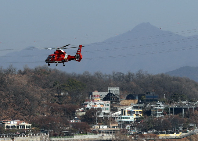 Trực thăng cứu hỏa lao xuống sông tại Hàn Quốc, 3 người thương vong ảnh 1