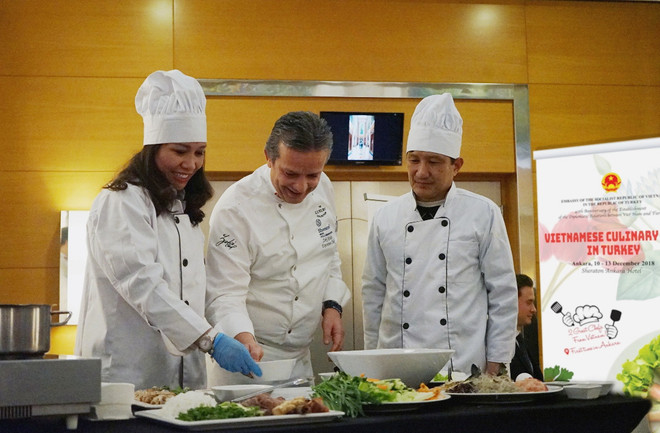 Người dân Thổ Nhĩ Kỳ ấn tượng với những món ăn Việt Nam ảnh 2
