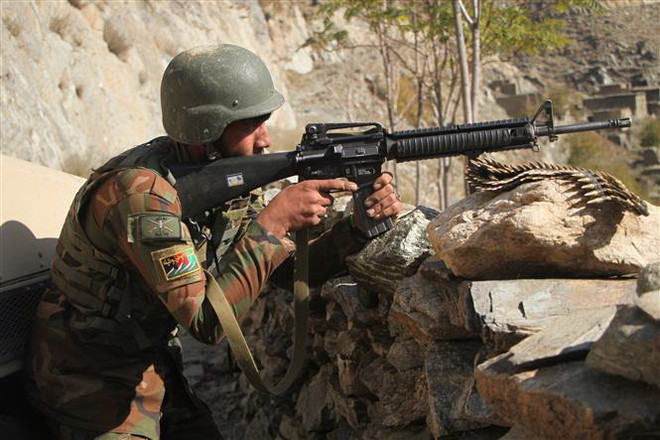 Lực lượng an ninh Afghanistan trong chiến dịch truy quét IS tại khu vực Nazyan, tỉnh Nangarhar. (Nguồn: THX/TTXVN) Việc Mỹ rút quân sẽ không ảnh hưởng an ninh Afghanistan ảnh 1