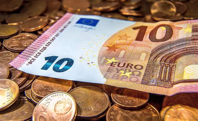 Biểu tình khiến tăng trưởng của Eurozone giảm xuống mức thấp nhất ảnh 1
