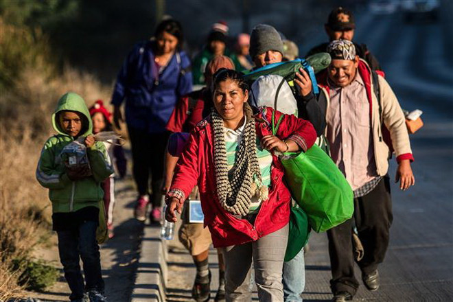 Người di cư từ các nước Trung Mỹ đổ về Tijuana gần biên giới giữa Mexico và Mỹ ngày 15/11. (Nguồn: AFP/TTXVN) Mỹ cam kết hỗ trợ hàng tỷ USD thúc đẩy phát triển khu vực Trung Mỹ ảnh 1