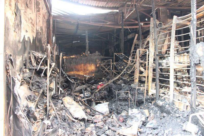 Hà Nội: Dân ném gạch đá... đánh thức chủ nhà thoát khỏi đám cháy ảnh 2