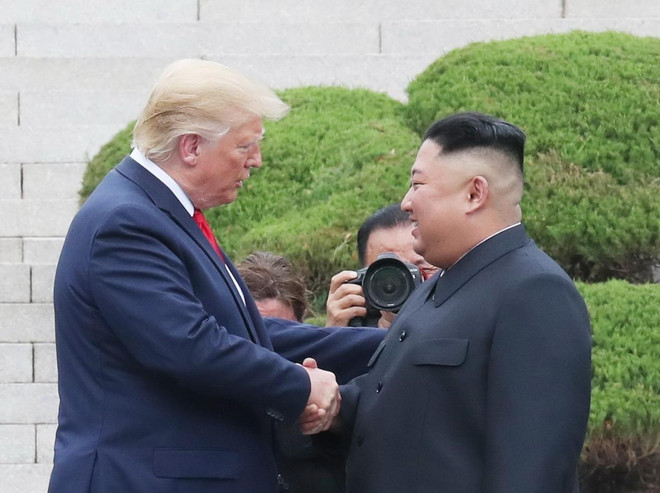 Tổng thống Mỹ Donald Trump (trái) bắt tay nhà lãnh đạo Triều Tiên Kim Jong-un (phải) trong cuộc gặp ở làng đình chiến Panmunjom tại Khu phi quân sự (DMZ) chiều 30/6/2019. (Nguồn: Yonhap/TTXVN) Con đường gập ghềnh dẫn đến cuộc gặp thượng đỉnh Mỹ-Triều lần thứ 3 ảnh 1