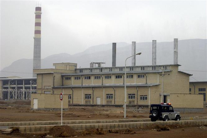 Toàn cảnh nhà máy làm giàu urani ở Isfahan năm 2004. (Nguồn: AFP/TTXVN) Với động thái mới, Iran dường như đang đi sai hướng? ảnh 2