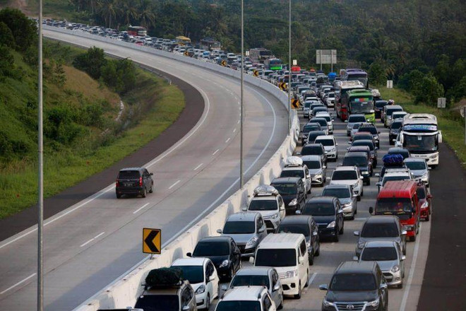 Một tuyến đường cao tốc ở Indonesia. (Nguồn: AFP) Indonesia muốn đầu tư 70 tỷ USD xây dựng các tuyến cao tốc ảnh 1