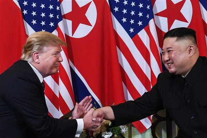 Tổng thống Mỹ Donald Trump (trái) và nhà lãnh đạo Triều Tiên Kim Jong-un. (Nguồn: AFP/TTXVN) Báo chí Triều Tiên kêu gọi Hàn Quốc và Mỹ thực thi các tuyên bố chung ảnh 1