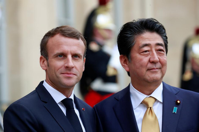 Tổng thống Pháp Emmanuel Macron và Thủ tướng Nhật Bản Shinzo Abe. (Nguồn: Reuters) Tổng thống Macron hội đàm với Thủ tướng Abe, công bố kế hoạch hợp tác ảnh 1