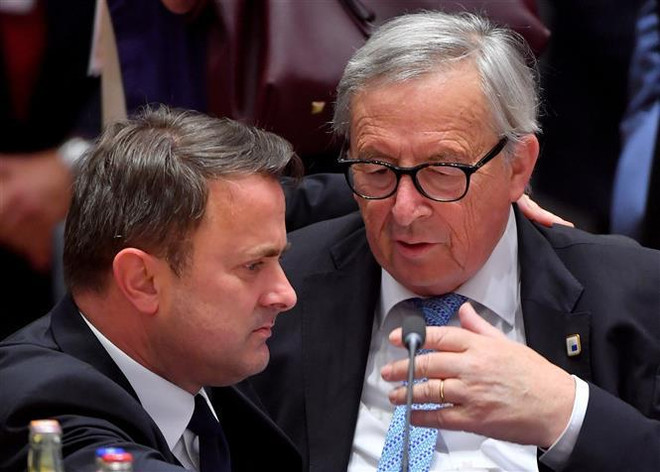 Thủ tướng Luxembourg Xavier Bettel (trái) và Chủ tịch Ủy ban châu Âu Jean-Claude Juncker trước Hội nghị thượng đỉnh EU ở Brussels, Bỉ ngày 20/6/2019. (Nguồn: AFP/TTXVN) EU không thống nhất được ứng cử viên chức chủ tịch Ủy ban châu Âu ảnh 1
