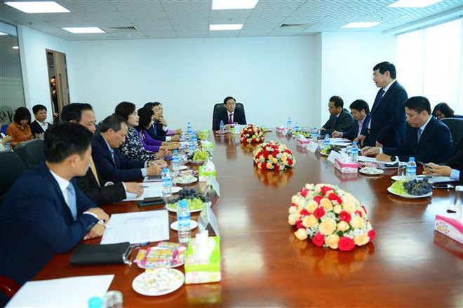 Phó Thủ tướng Vương Đình Huệ làm việc với Ngân hàng Đầu tư và Phát triển Việt Nam (BIDV) chi nhánh Yangon, Myanmar. (Ảnh: Hữu Kiên/TTXVN) Việt Nam vươn lên thành nhà đầu tư nước ngoài lớn thứ 7 của Myanmar ảnh 1