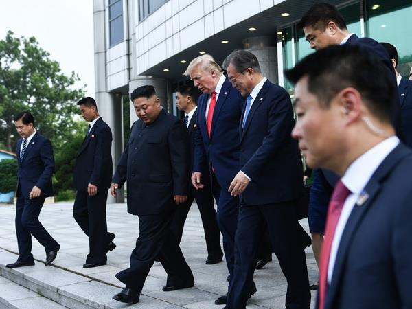 Nhà lãnh đạo Triều Tiên Kim Jong-un Thứ 3, trái) và Tổng thống Mỹ Donald Trump (giữa) sau cuộc gặp ở làng đình chiến Panmunjom tại Khu phi quân sự (DMZ) chiều 30/6/2019. (Ảnh: AFP/TTXVN) Tìm lại lòng tin từ đường ranh giới ở làng đình chiến Panmunjom ảnh 2