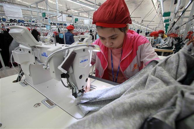 Sản xuất hàng xuất khẩu. (Ảnh: Trần Việt/TTXVN) Doanh nghiệp Việt-Nga đặt mục tiêu trao đổi thương mại 10 tỷ USD ảnh 1