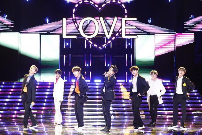 Các thành viên nhóm nhạc BTS biểu diễn tại Los Angeles, Mỹ, ngày 21/5/2019. (Nguồn: Yonhap/TTXVN) BTS tiêu thụ số vé kỷ lục trong tour lưu diễn vòng quanh thế giới ảnh 1