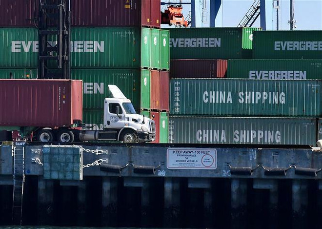 Các container hàng hóa của Trung Quốc chờ bốc dỡ tại cảng Long Beach ở Los Angeles, California, Mỹ. (Nguồn: AFP/TTXVN) Mỹ gánh hậu quả gì sau khi tăng thuế đối với hàng hóa Trung Quốc? ảnh 1