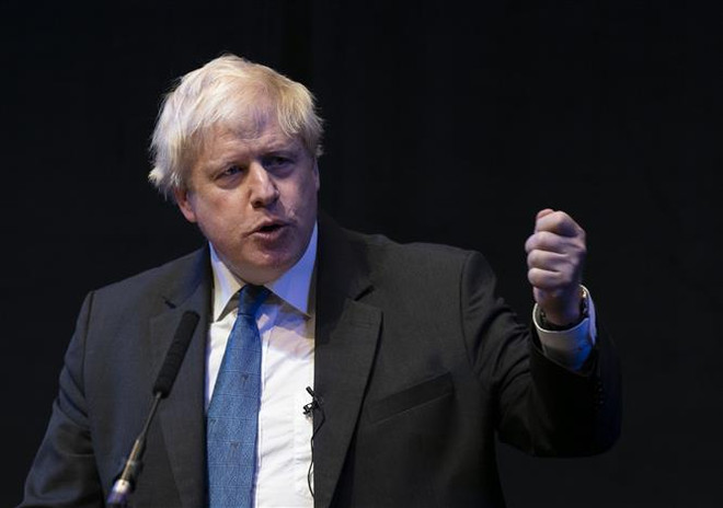 Cựu Ngoại trưởng Anh Boris Johnson phát biểu tại phiên họp thường niên của đảng Bảo thủ ở Birmingham. (Nguồn: THX/TTXVN) Nguy cơ chiếc ghế tân Thủ tướng Anh tuột khỏi tay đảng Bảo thủ ảnh 2