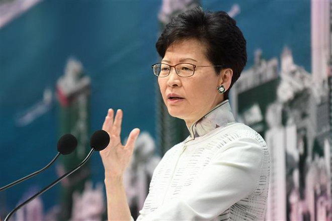 Người đứng đầu Đặc khu Hành chính Hong Kong Lâm Trịnh Nguyệt Nga tại cuộc họp báo ở Hong Kong ngày 15/6. (Nguồn: AFP/TTXVN) Trung Quốc ủng hộ quyết định của Hong Kong đình chỉ dự luật dẫn độ ảnh 1