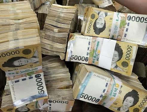 Đồng won. (Nguồn: Yonhap) Đồng won Hàn Quốc rớt xuống mức thấp nhất trong hơn 2 năm ảnh 1